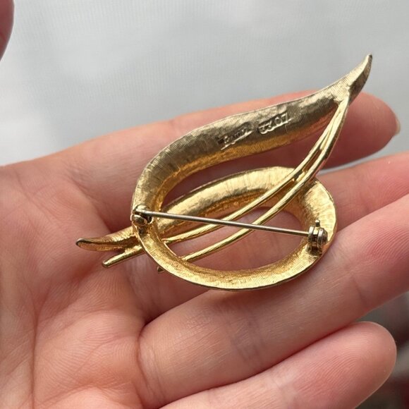 Vintage Avon Signed 3307 Elegant Gold-Tone Textured Leaf Swirl Brooch - Picture 4 of 6